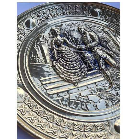 Set of 2 Vintage Brass Embossed Metal Wall  Plates, Romantic Scenes - Picture 10 of 14